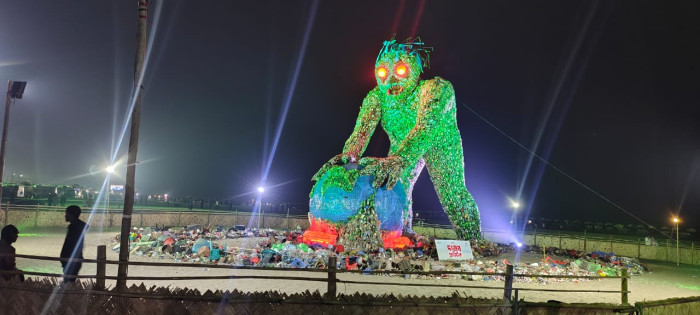 প্লাস্টিক দূষণ রোধে কক্সবাজারে ব্যতিক্রমী সচেতনতামূলক ভাস্কর্য