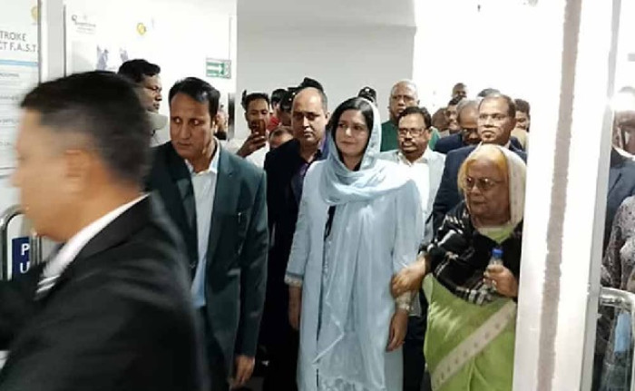 বেগম খালেদা জিয়াকে দেখতে এভারকেয়ারে ডা. জুবাইদা রহমান