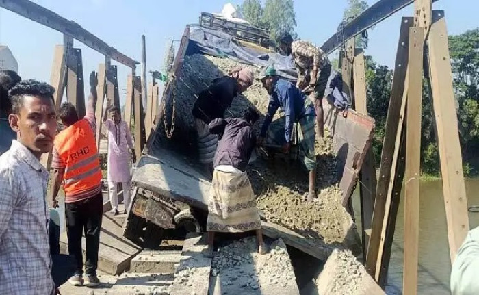 হবিগঞ্জে বেইলি সেতুর পাটাতন ভেঙে ঝুলে আছে ট্রাক, যোগাযোগ বন্ধ
