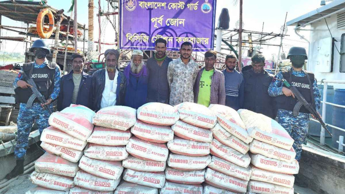 মায়ানমারে পাচারকালে বিপুল পরিমাণ সিমেন্টসহ আটক ৮
