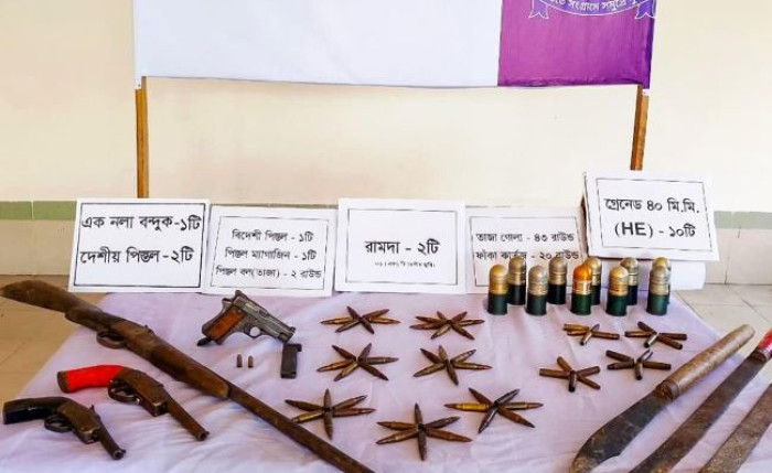 টেকনাফে বিপুল পরিমাণ অস্ত্র ও গোলাবারুদ ‍উদ্ধার