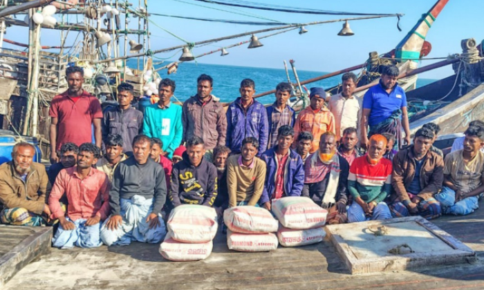 মিয়ানমারে পাচারকালে সিমেন্টবোঝাই ৩ ট্রলার জব্দ, আটক ৩০