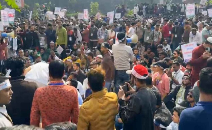 মোবাইল ব্যবসায়ীদের বিটিআরসি ভবনের সামনের সড়ক অবরোধ