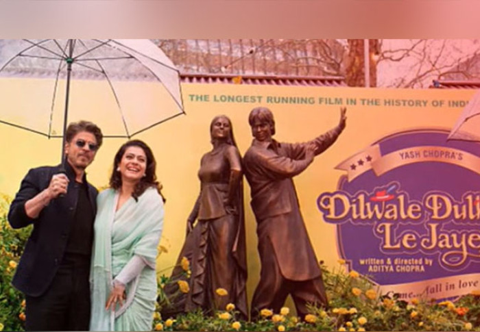 লন্ডনের লেস্টার স্কয়ারে শাহরুখ-কাজল ভাস্কর্য