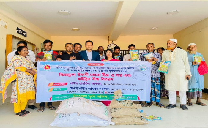 আনোয়ারায় ৮০০ কৃষকের মধ্য সার-বীজ বিতরণ