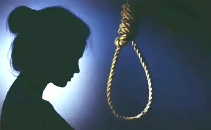 রায়গঞ্জে অভাব-অনটনের দায়ে কিশোরীর আত্মহত্যা