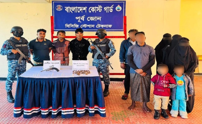 টেকনাফে অস্ত্রসহ ৩ মানবপাচারকারী আটক, নারী-শিশুসহ উদ্ধার ৭