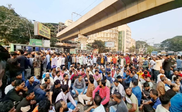 আইজিপি বাহারুলকে অপসারণের দাবিতে শাহবাগ ব্লক, বন্ধ যান চলাচল
