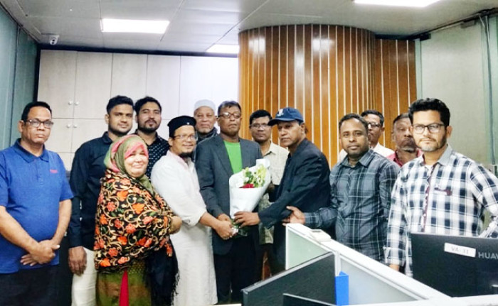 মাজাহারুল ইসলামকে ভোরের আকাশ পত্রিকার পক্ষ থেকে ফুলেল শুভেচ্ছা