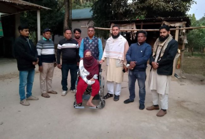  শ্রীপুরে পা হারানো বিধবা তাসলিমার পাশে সাংবাদিকরা