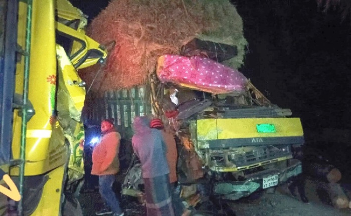 ঝিনাইদহে দুই ট্রাকের মুখোমুখি সংঘর্ষে চালক নিহত