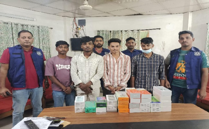 রামুতে মিয়ানমারগামী মোবাইল পাচারচক্রের ৪ সদস্য গ্রেফতার