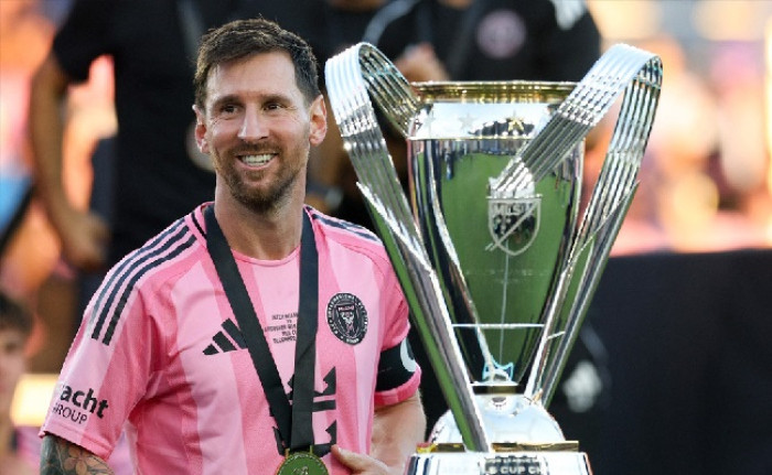 ইতিহাস গড়ে টানা দ্বিতীয়বার সেরা খেলোয়াড় মেসি