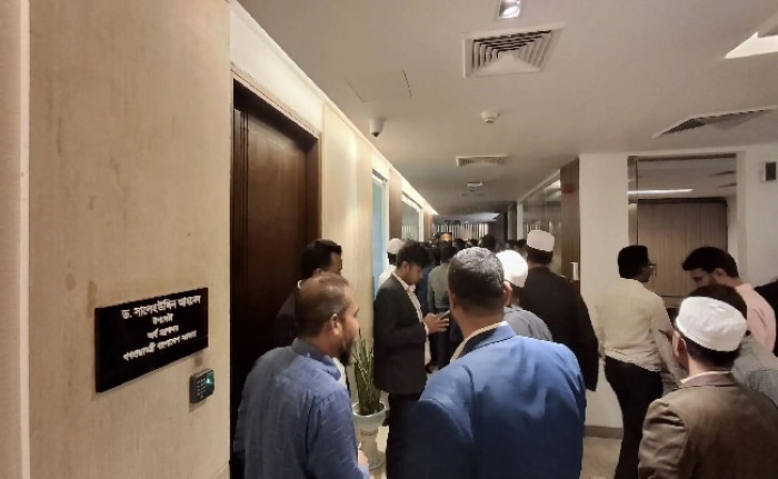 ‘সচিবালয় ভাতা’র দাবিতে আন্দোলন, ‘অবরুদ্ধ’ অর্থ উপদেষ্টা