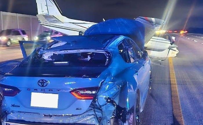 যুক্তরাষ্ট্রে চলন্ত গাড়ির ওপর আছড়ে পড়ল বিমান