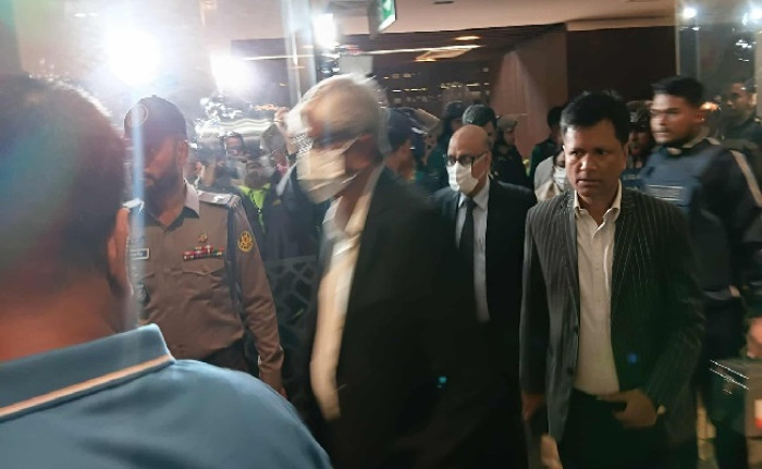 পুলিশি নিরাপত্তায় সচিবালয় ছাড়লেন অর্থ উপদেষ্টা