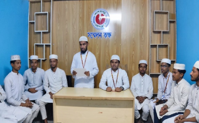 কারাগারে শিক্ষক; মুক্তির দাবিতে চাঁদপুরে শিক্ষার্থীদের সংবাদ সম্মেলন