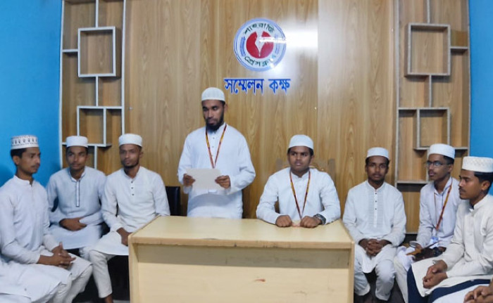 চাঁদপুরে মাদরাসা শিক্ষক মালেকের মুক্তির দাবিতে শিক্ষার্থীদের সংবাদ সম্মেলন