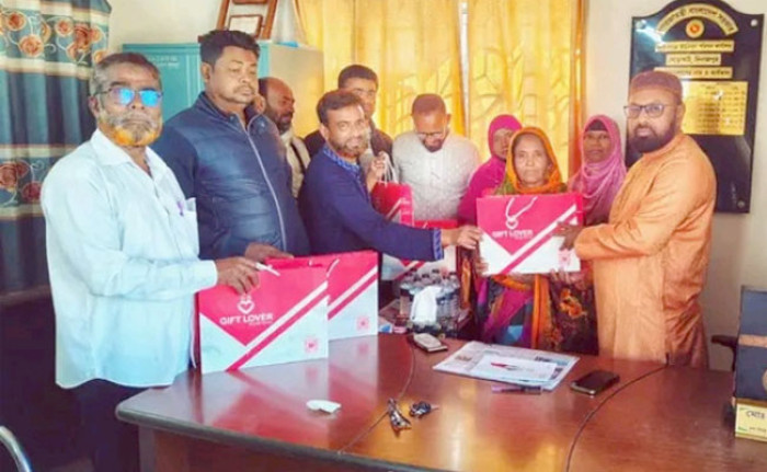 ঘোড়াঘাটে শীতার্তের মাঝে শাল বিতরণ