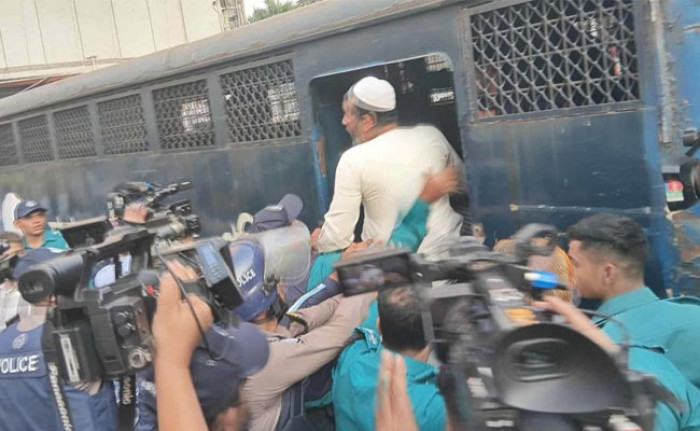 সচিবালয় থেকে ৪ বিক্ষোভকারী আটক