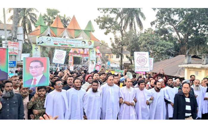বাউফলে বিএনপি প্রার্থীর মনোনয়ন বাতিলের দাবিতে কাপনের কাপড় পরে বিক্ষোভ