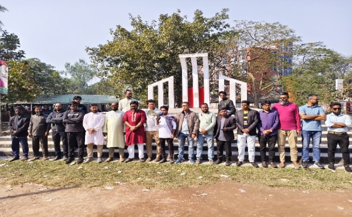 হাদির উপর গুলির ঘটনায় নওগাঁয় বিক্ষোভ