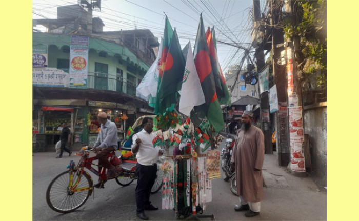 বিজয় দিবসকে উপলক্ষে বরিশালে পতাকা বিক্রির ধুম