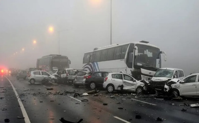 ঘন কুয়াশায় মহাসড়কে বাস-ট্রাক-কারের ত্রিমুখী সংঘর্ষ, অতঃপর...