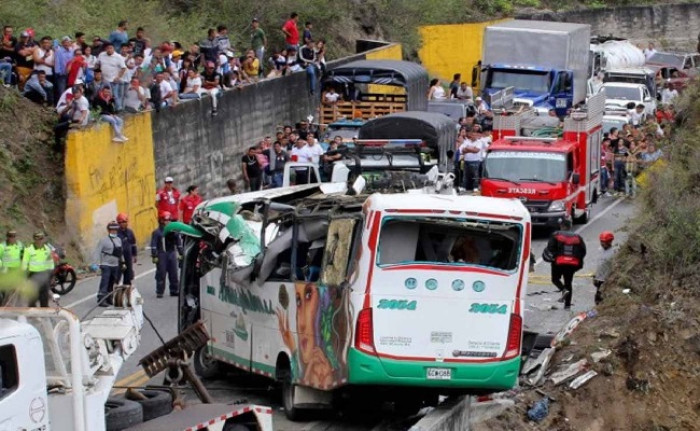 কলম্বিয়ায় শিক্ষার্থীদের বাস খাদে পড়ে নিহত ১৭, আহত ২০