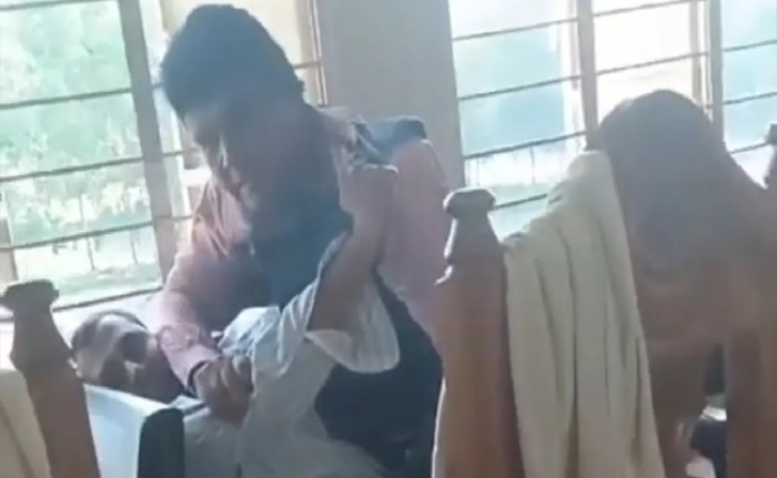 কুমিল্লায় দুই শিক্ষকের মারামারির ভিডিও ভাইরাল