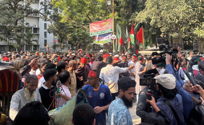 স্বরাষ্ট্র উপদেষ্টার পদত্যাগ দাবিতে শাহবাগ অবরোধ