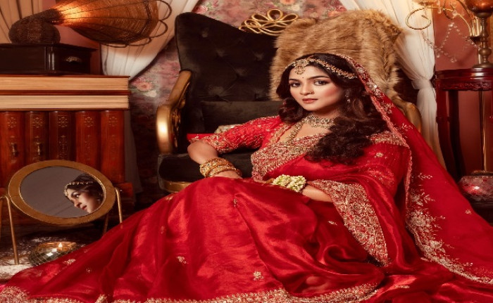 লাল বেনারসিতে ঝলমলে সাদিয়া আয়মান