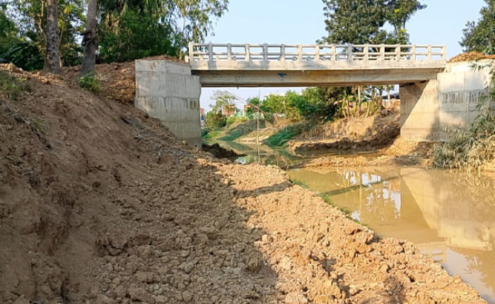 শ্রীপুরে খালের পাড় কেটে সেতুর সংযোগ সড়ক নির্মাণ