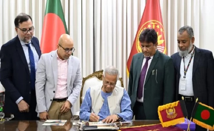 বিজয় দিবস উপলক্ষে স্মারক ডাকটিকিট অবমুক্ত করলেন প্রধান উপদেষ্টা