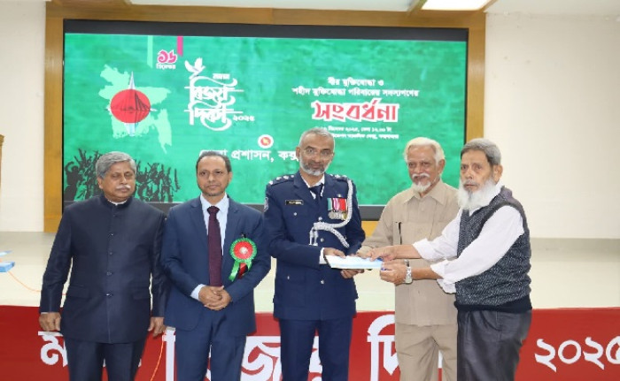 কক্সবাজারে বিজয় দিবসে বীর মুক্তিযোদ্ধা ও শহীদ পরিবারকে সংবর্ধনা