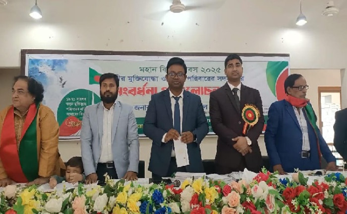 সাতকানিয়ায় বীর মুক্তিযোদ্ধা ও শহীদ পরিবারের সদস্যদের সংবর্ধনা