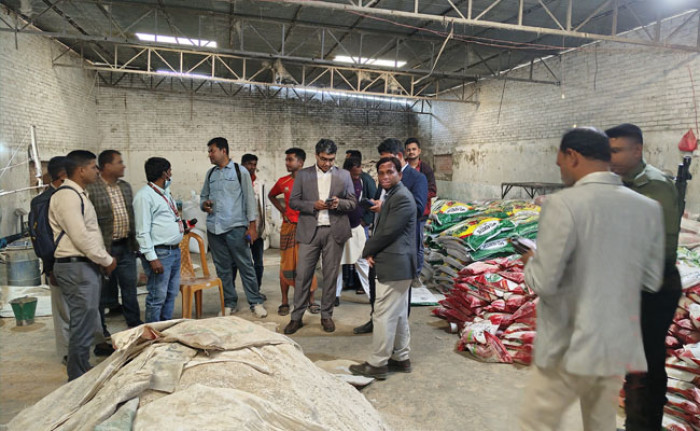 শ্রীপুরে ভেজাল সার কারখানায় ভ্রাম্যমাণ আদালতের অভিযান, সিলগালা