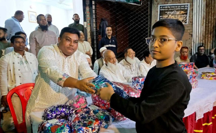 বিজয় দিবস উপলক্ষে পুরান ঢাকায় ক্রীড়া প্রতিযোগিতায় বিজয়ীদের মাঝে পুরস্কার বিতরণ