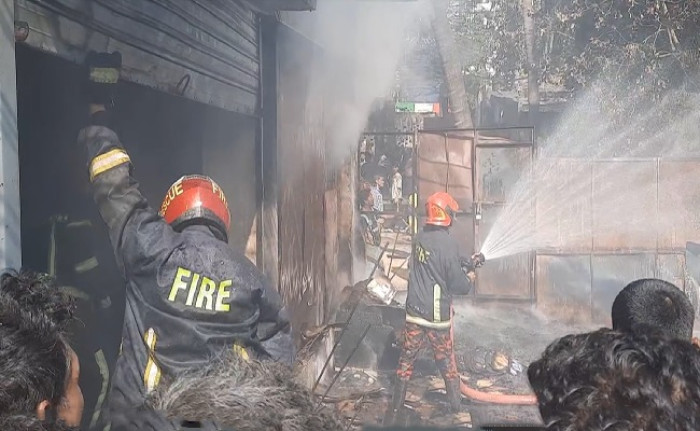 চট্টগ্রামের চকবাজারে বহুতল ভবনে আগুন