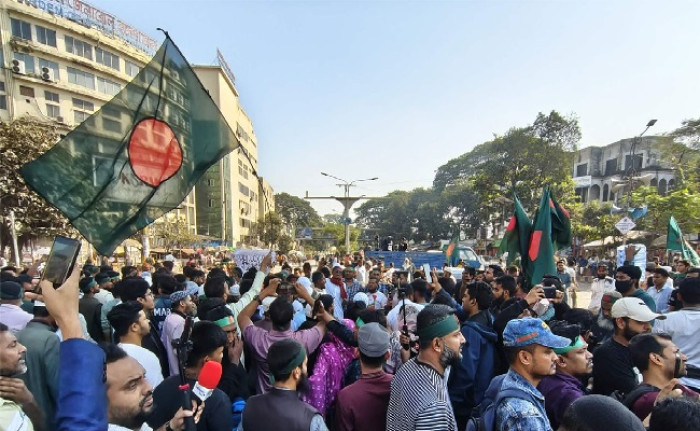 ‘আমরা সবাই হাদি হব, যুগে যুগে লড়ে যাব’ : শাহবাগে ছাত্র-জনতা