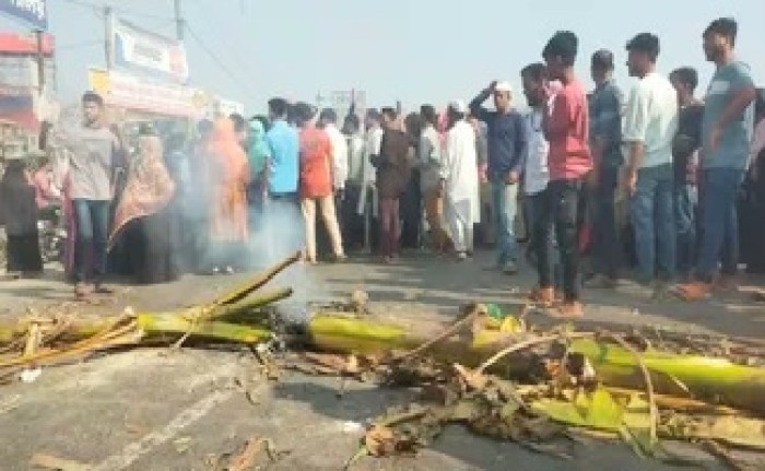  সিদ্ধিরগঞ্জে বকেয়া বেতনের দাবিতে ঢাকা-চট্টগ্রাম মহাসড়ক অবরোধ
