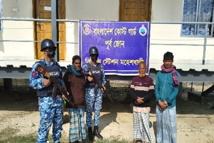 মহেশখালীতে ডাকাত সহযোগী আটক, দুই মাঝি উদ্ধার