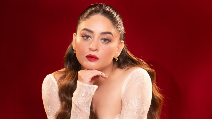 বিচ্ছেদের রেশ কাটতে না কাটতেই নতুন সম্পর্কে মাহি!