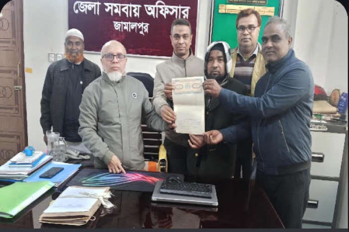  জামালপুরে সমবায় গ্রাহকদের মাঝে জমির দলিল হস্তান্তর