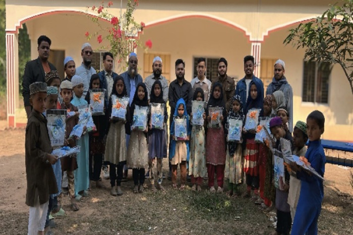  ঈদগাঁওয়ে শতাধিক শিক্ষার্থীর মাঝে শিক্ষা সামগ্রী বিতরণ