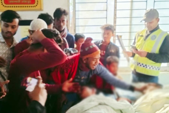  বোয়ালমারীতে পিকআপে ট্রেনের ধাক্কা, নিহত ৩